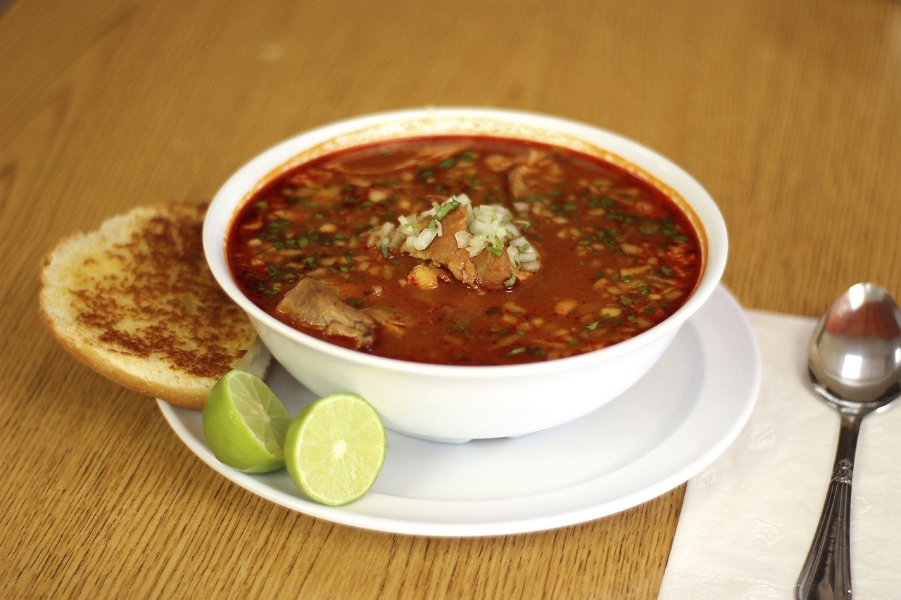 Plato de pozole. | Foto: Pixabay