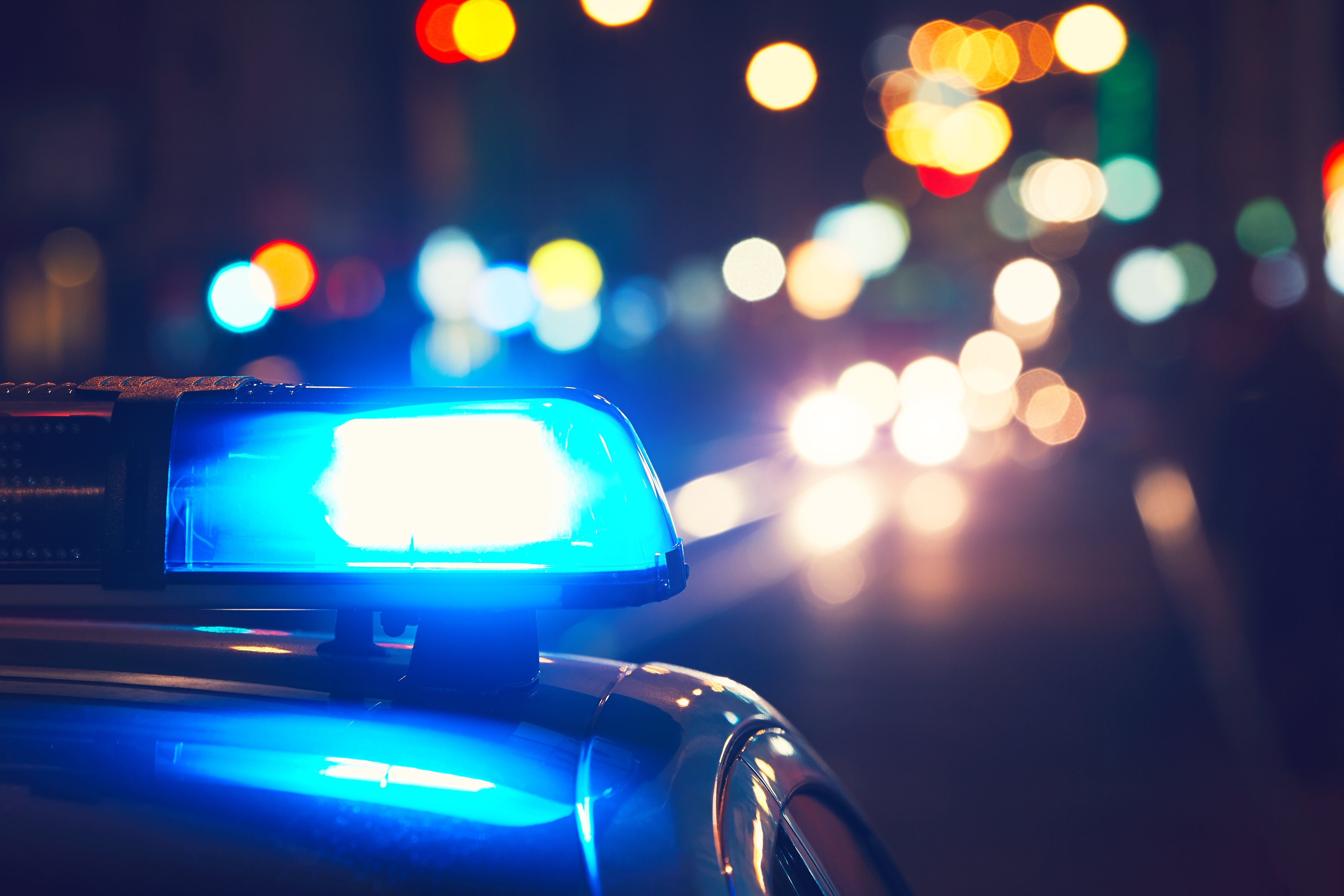 Close-Up Of Blue Siren On Police Car At Night| Photo: Getty Images