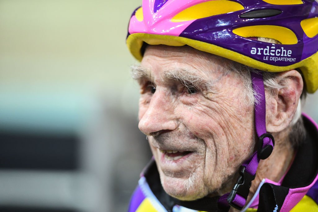 Robert Marchand, 106 ans, lors d'une exposition au Vélodrome National le 11 février 2018 à Paris, France. | Photo : Getty Images