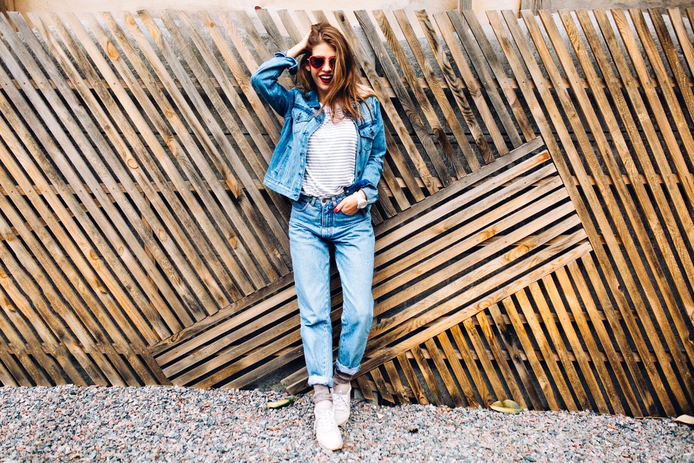 Mujer vistiendo pantalones de jean holgados con una chaqueta de jean. | Foto: Shutterstock