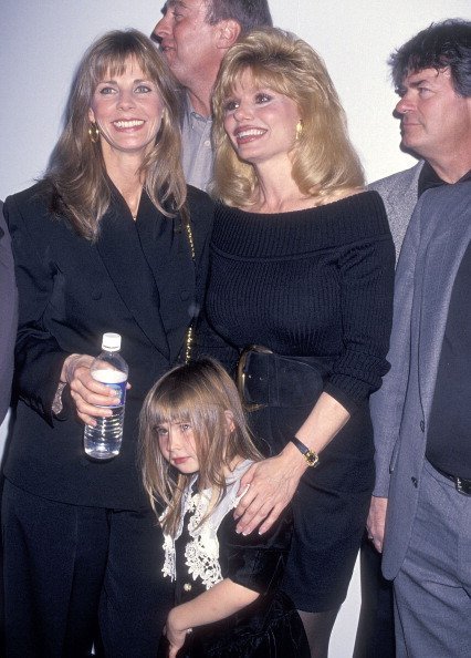 Jan Smithers and daughter Molly Brolin and actress Loni Anderson on March 4, 1994 | Photo: Getty Images