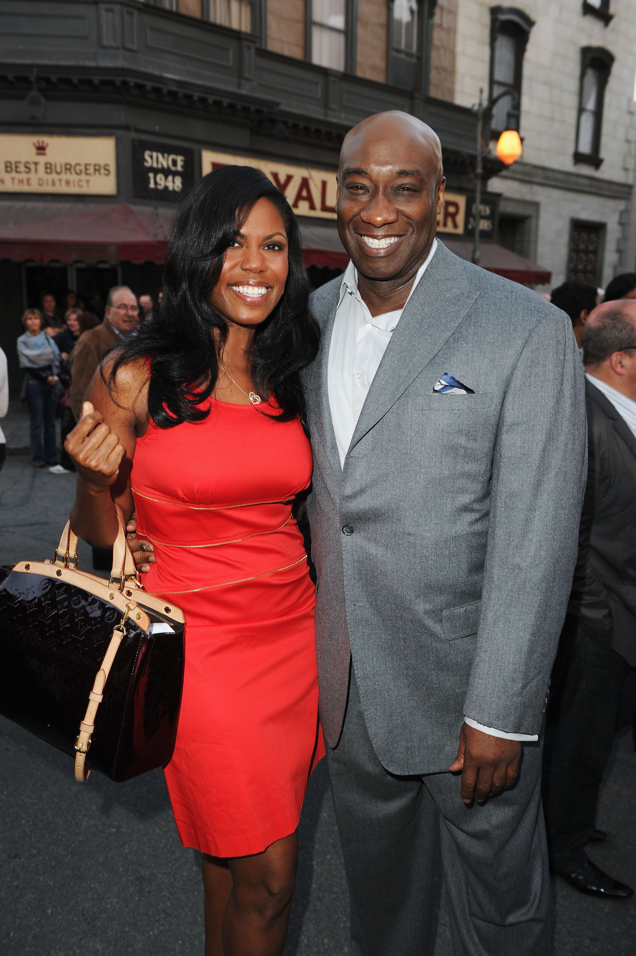 Michael Clarke Duncan embraces Omarosa Manigault on May 26, 2011, in Century City, California | Source: Getty Images