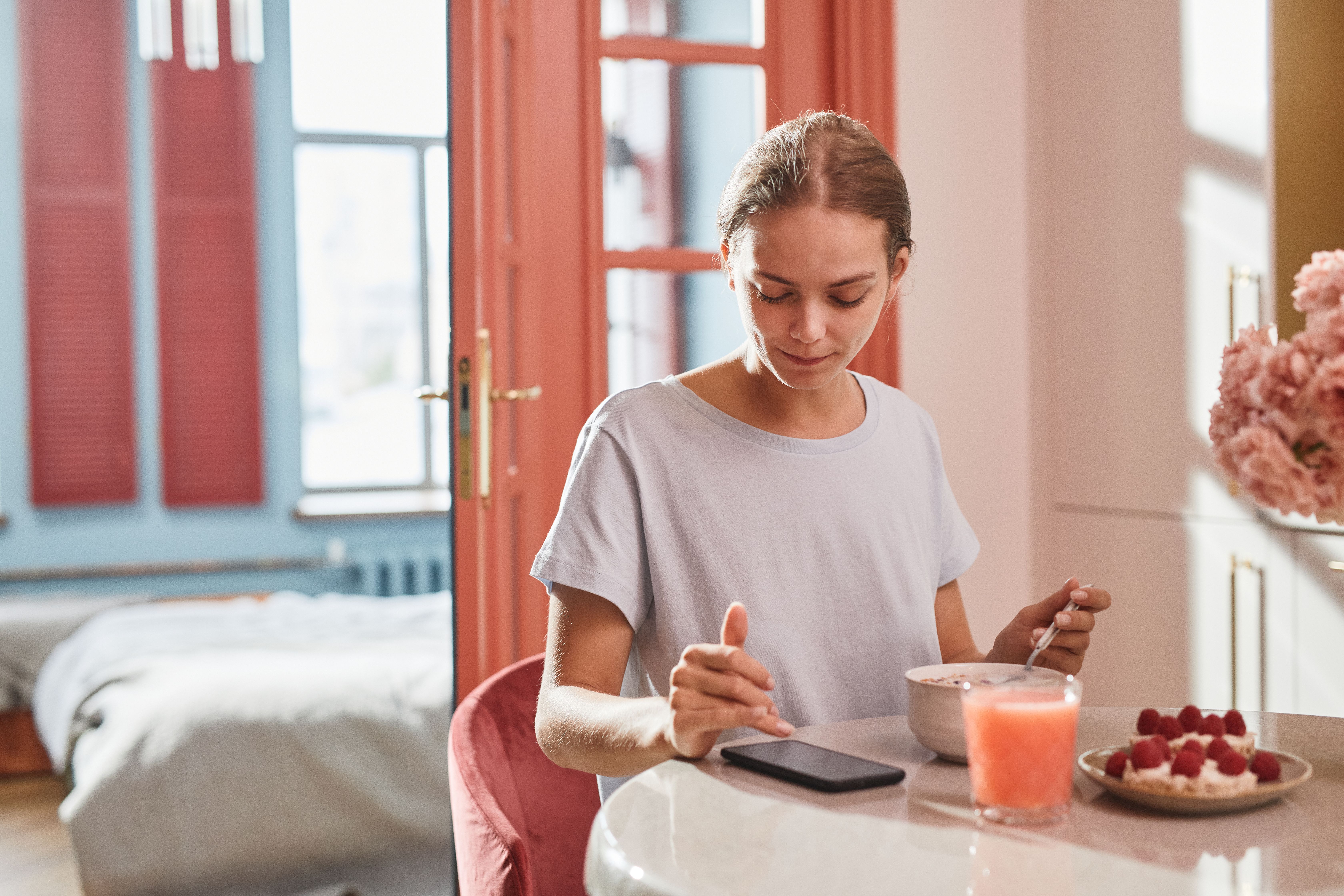 Woman looking at her phone during meal time | Source: Pexels