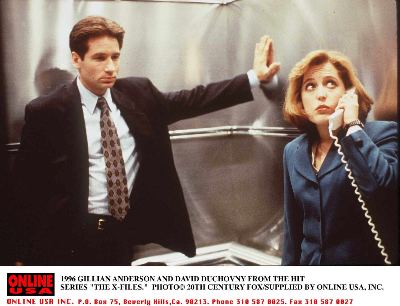 David Duchovny and Gillian Anderson on an episode of “The X-Files” on April 9, 1996 | Source: Getty Images