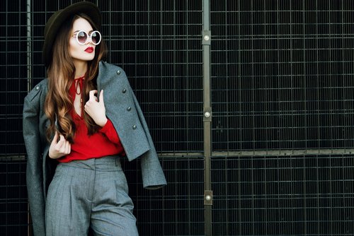 Une jeune femme portant un pantalon large | Photo : Getty Images.