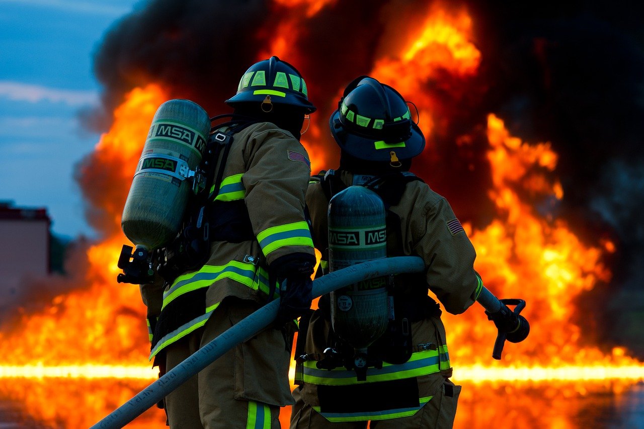 Des sapeurs-pompiers entrain d’éteindre une incendie. | Photo : Pixabay