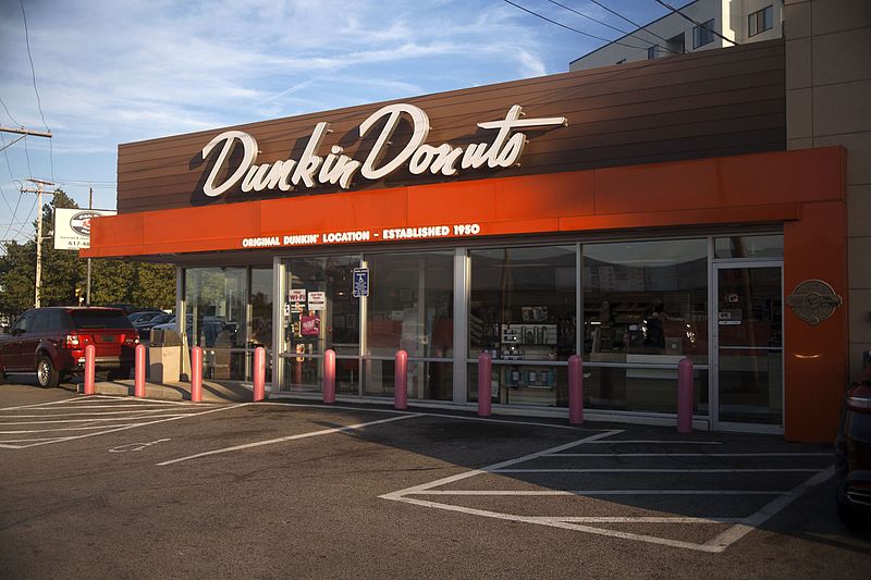 Photo of first Dunkin' Donuts location established in in Quincy, Massachusetts n 1950 | Source: Wikimedia Commons/ Cs302b Clayton Smalley