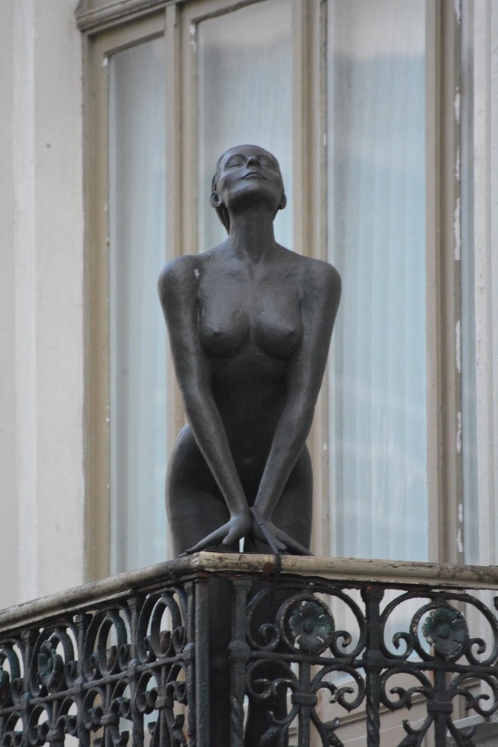 Estatua de mujer en balcón. | Foto: Pxhere