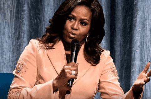Michelle Obama in ihrem kristallverzierten Anzug | Quelle: YouTube/ Channel 14