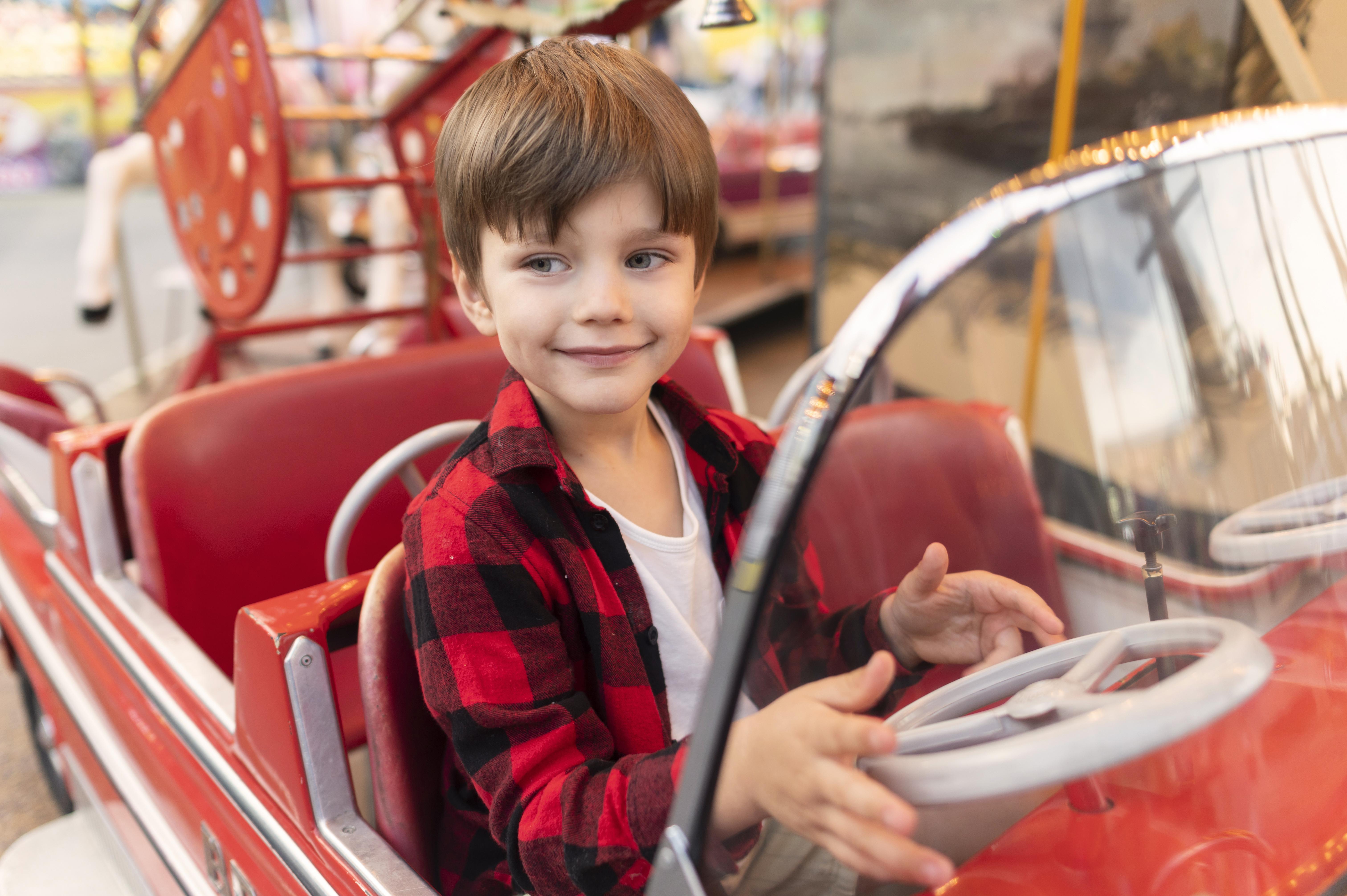 A happy kid at an amusement park | Source: Freepik