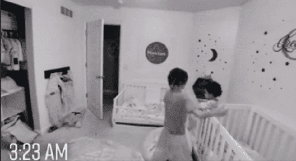 Mason McIntosh cuidando a su hermano a las 3 am | Foto: tiktok.com/@gloriaangelou