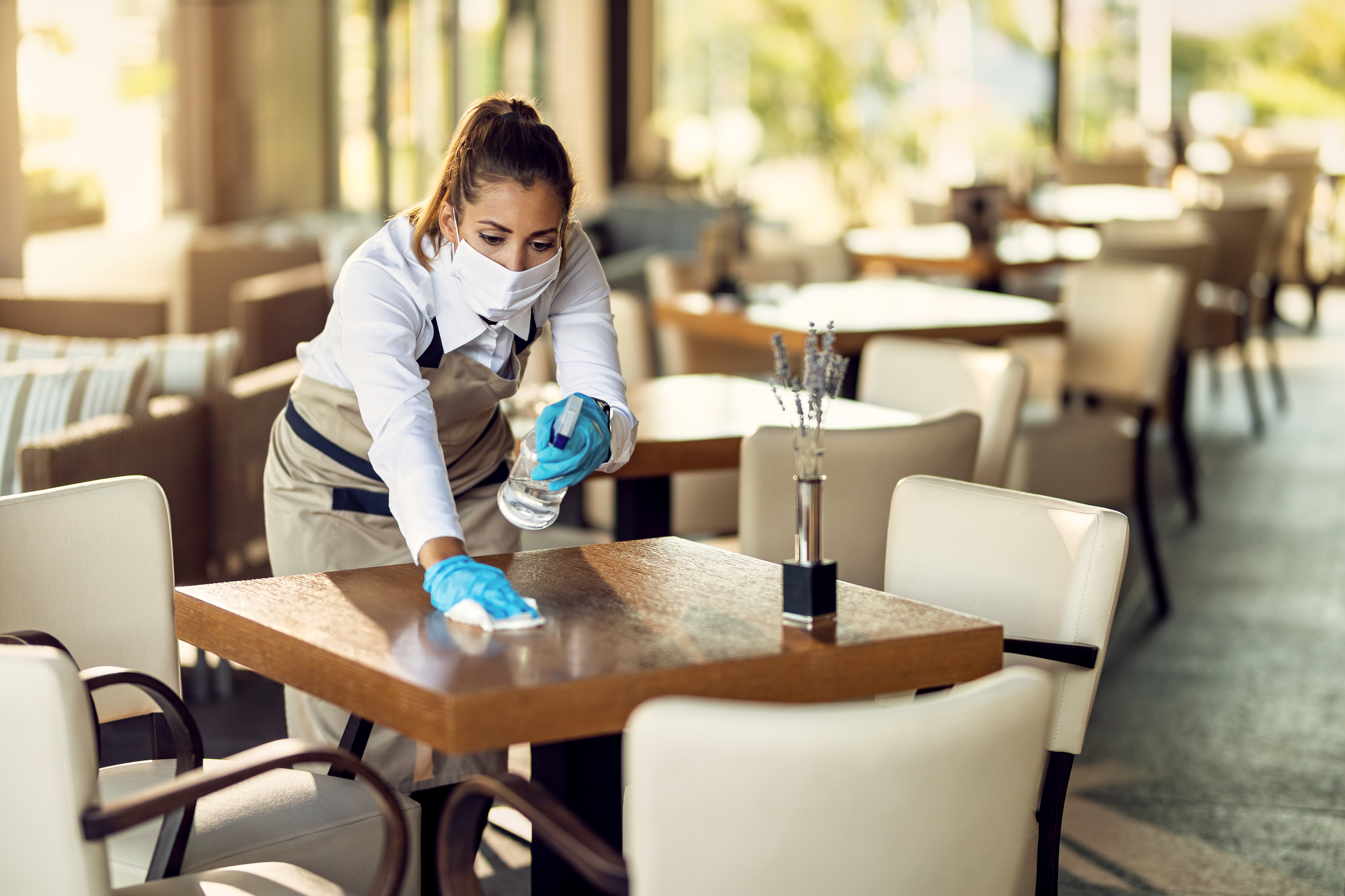 Kelsey was tidying up and preparing to close the restaurant when she saw Geraldine sitting outside. | Source: Shutterstock