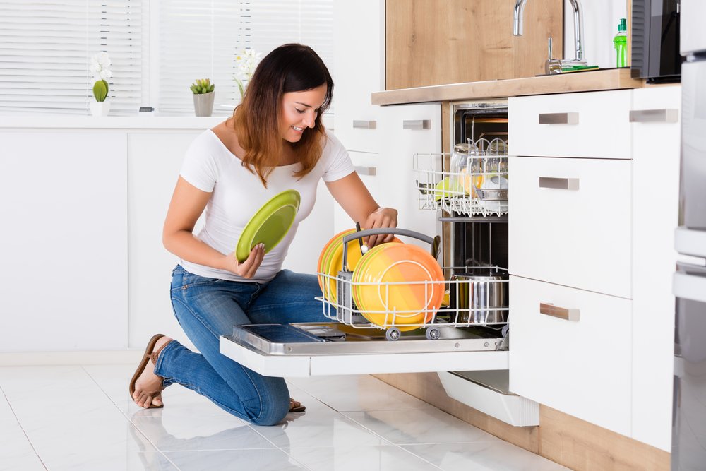 Mujer ordenando su lavavajillas. | Foto: Shutterstock