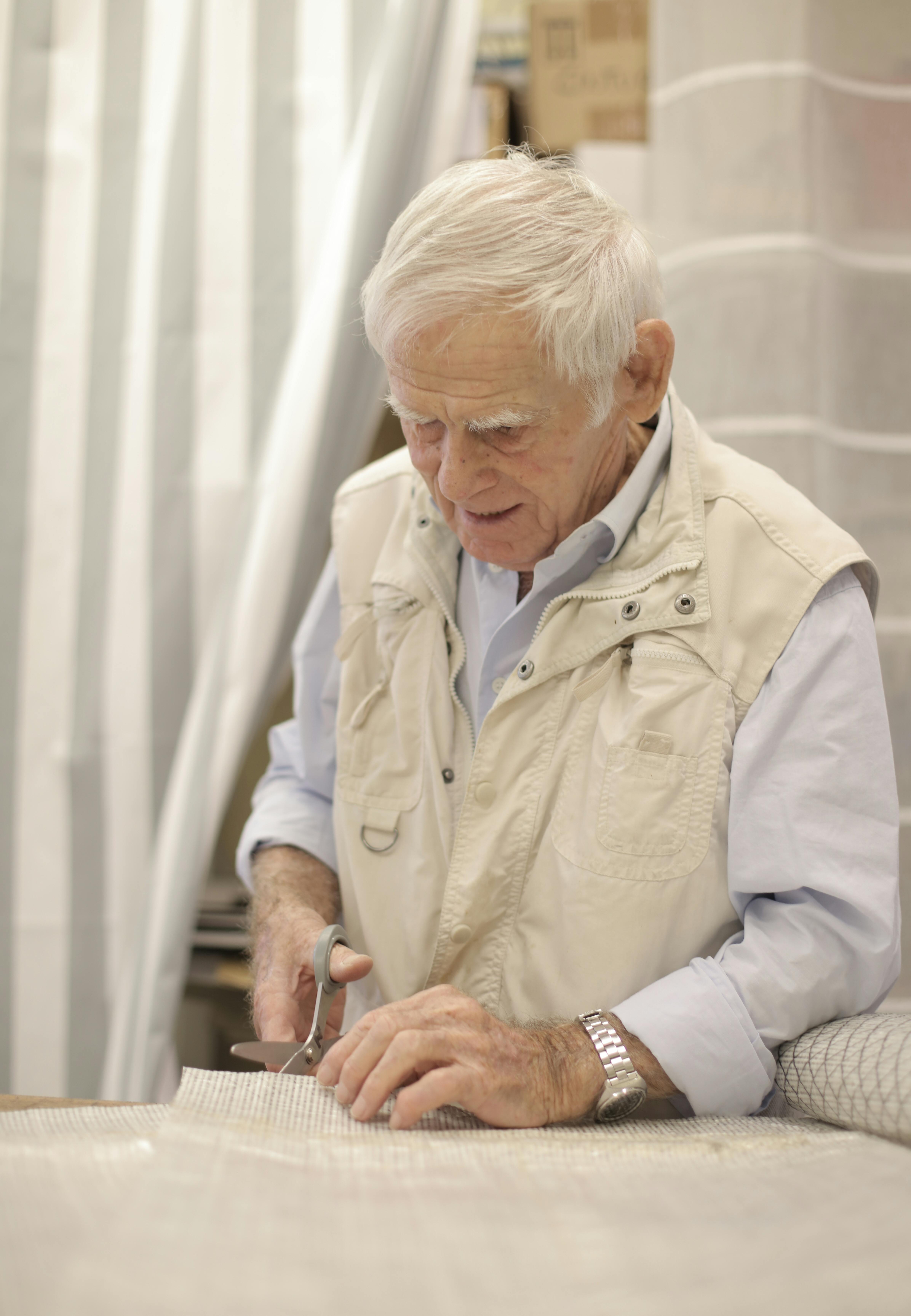 An old man busy working | Source: Pexels