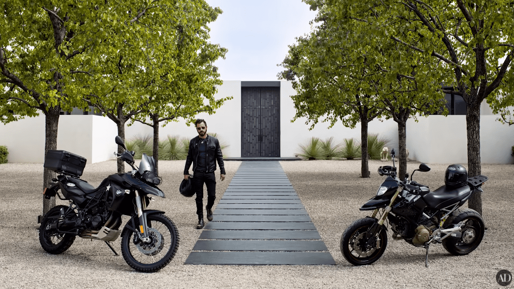 Justin Theroux outside his LA home with his power bikes. | Photo: YouTube/Architectural Design