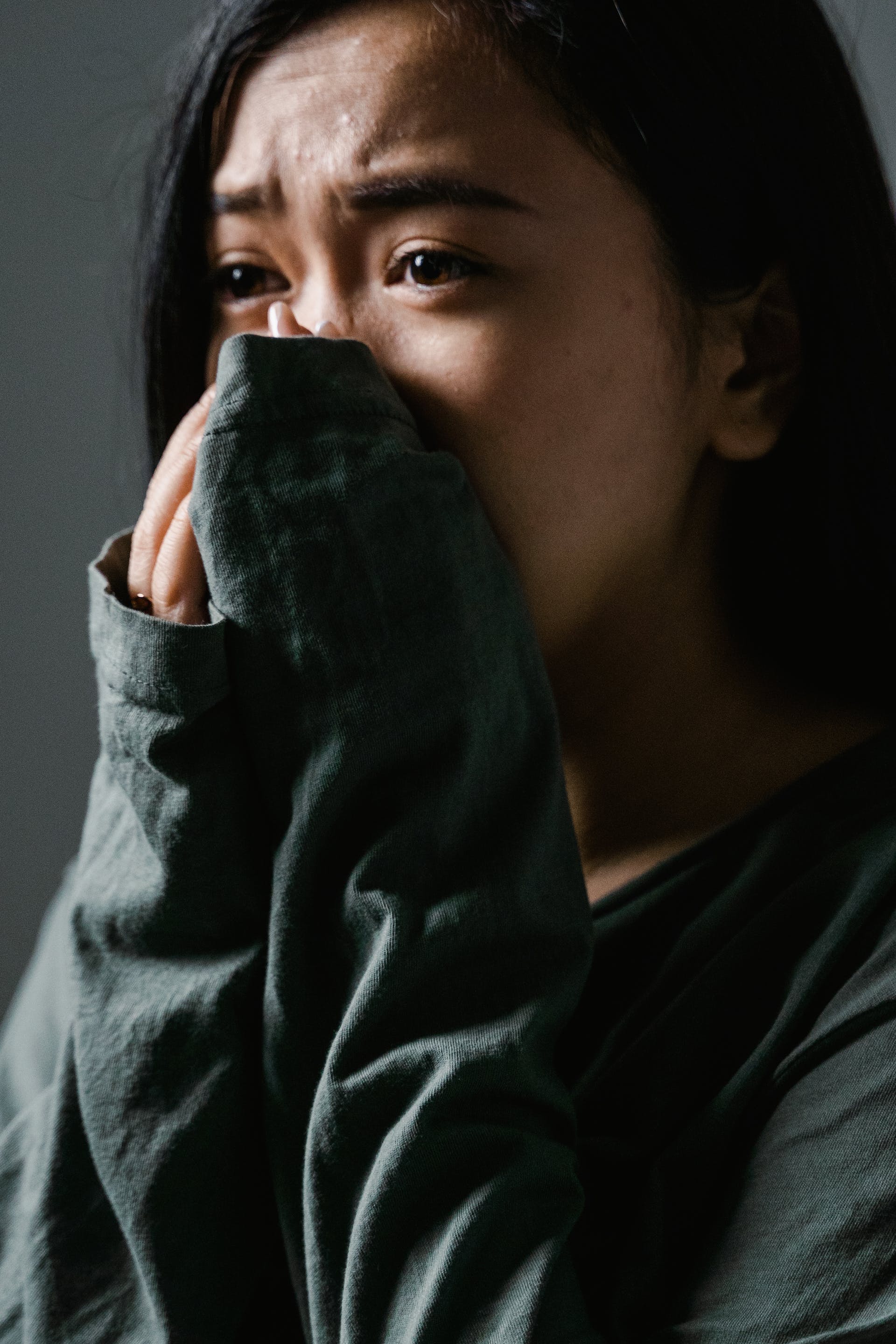 A scared woman | Source: Pexels