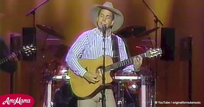 Young Garth Brooks bewitched fans with his incredible performance of 'The Dance'
