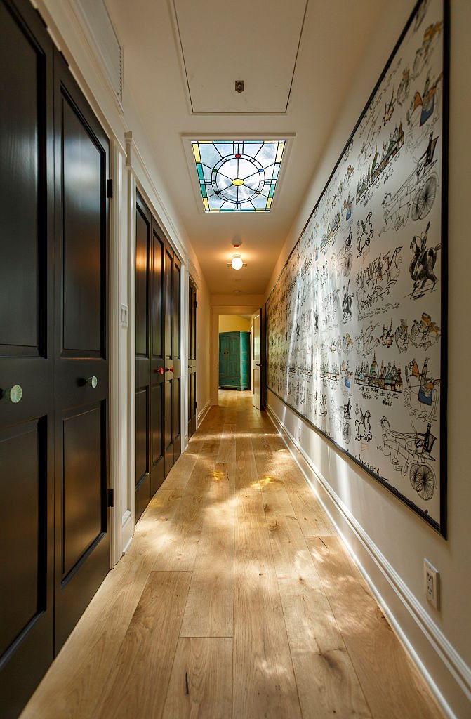 SEPTEMBER 22, 2014 - Hallway with stained-glass skylight , connecting the dining room to the bedroom at recently renovated Craftsman home of actress Linda Hunt, September 19, 2014. | Photo : Getty Images
