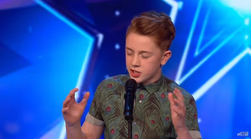 Kerr James singing on "Britain's Got Talent" in May 2019 | Photo: YouTube/ Britains Got Talent