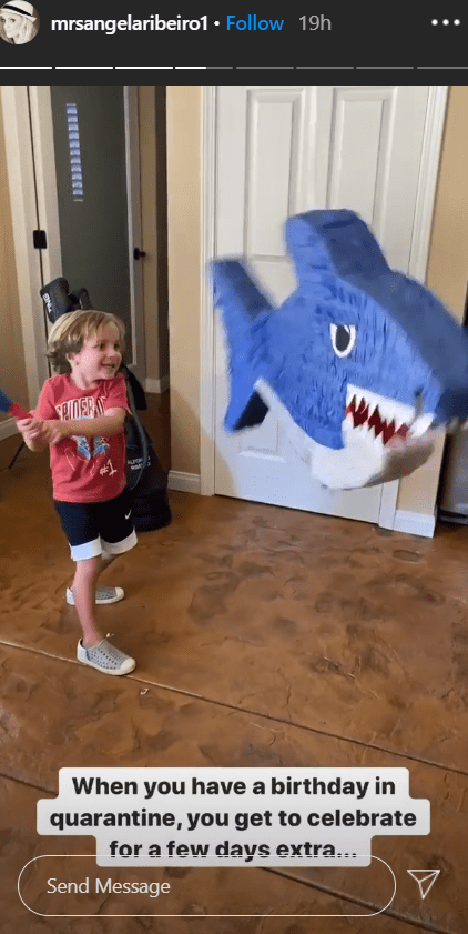 Alfonso Ribeiro and Angela Ribeiro's son Anders Reyn Ribeiro hit a "Baby Shark" shaped piñata with a small bat | Source: Instagram.com/mrsangelaribeiro!