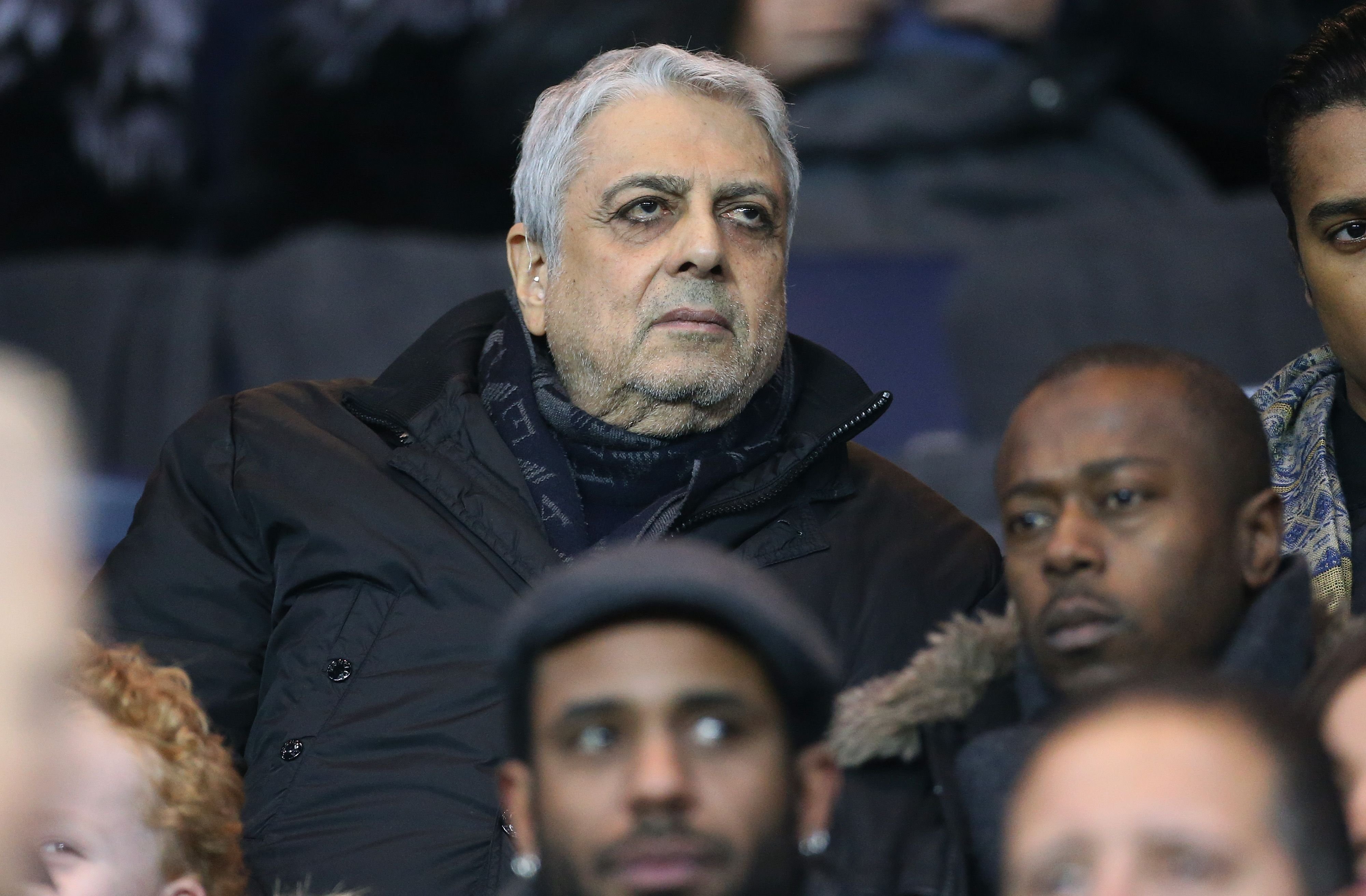 Enrico Macias au stade du Parc des Princes le 20 mars 2016 à Paris, France. | Photo : Getty Images