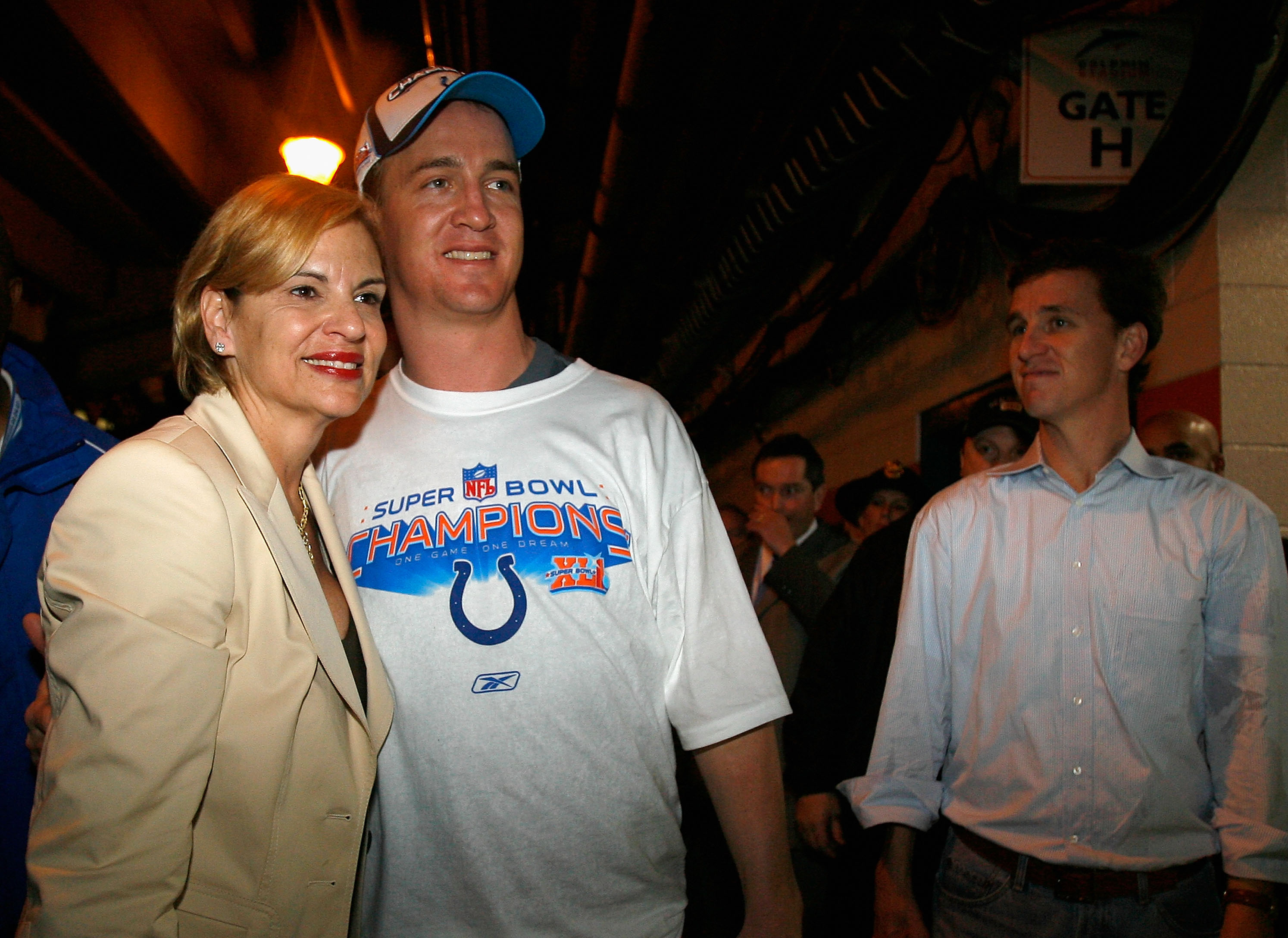 Peyton Manning, Olivia Williams Manning and Cooper Manning at Dolphin Stadium on February 4, 2007 in Miami Gardens, Florida. | Source: Getty Images