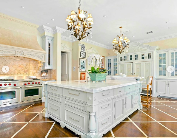 The kitchen inside Sir Rod Stewart's $70M LA mansion, posted on June 7, 2023 | Source: Instagram/douglaselllimancalifornia