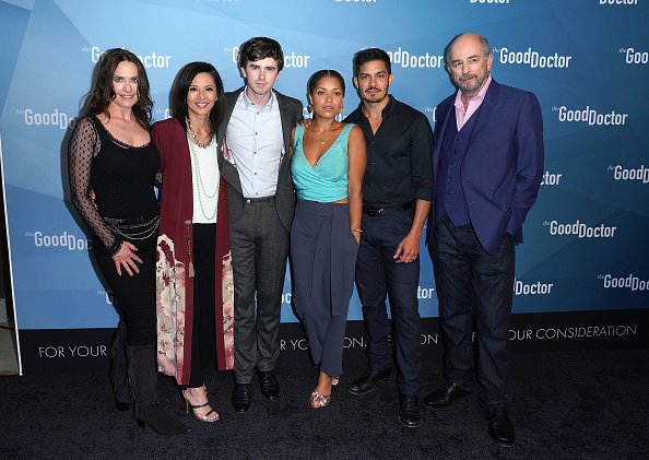Sheila Kelley, Tamlyn Tomita, Freddie Highmore, Antonia Thomas, Nicholas Gonzalez, et Richard Schiff participent à For Your Consideration Event pour "The Good Doctor" d'ABC aux studios Sony Pictures le 22 mai 2018 à Culver City, Californie. | Photo : Getty Images Sheila Kelley, Tamlyn Tomita, Freddie Highmore, Antonia Thomas, Nicholas Gonzalez, et Richard Schiff participent à For Your Consideration Event pour "The Good Doctor" d'ABC aux studios Sony Pictures le 22 mai 2018 à Culver City, Californie. | Photo : Getty Images