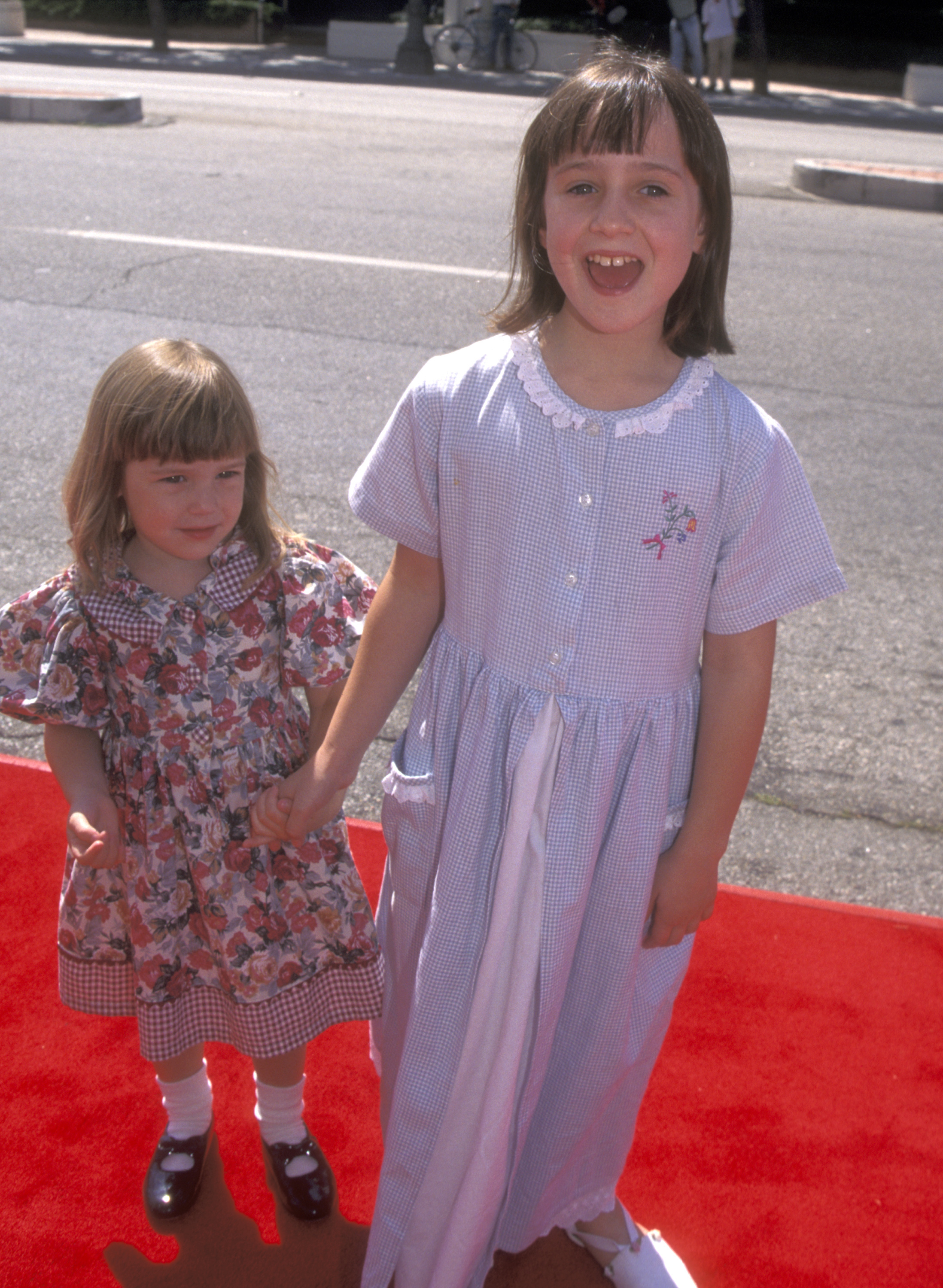 Mara Wilson and sister Anna Wilson attend the 'Matilda' Culver City Premiere at Mann Culver 6 Theatres in Culver City, California, on July 28, 1996. | Source: Getty Images