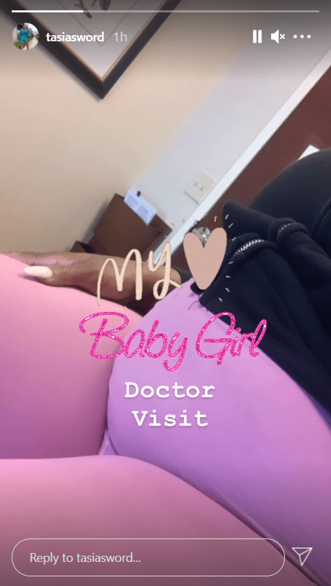 Fantasia Barrino showing off her pregnancy belly via Instagram while waiting in the doctor's office. | Source: Instagram/ltasiasword