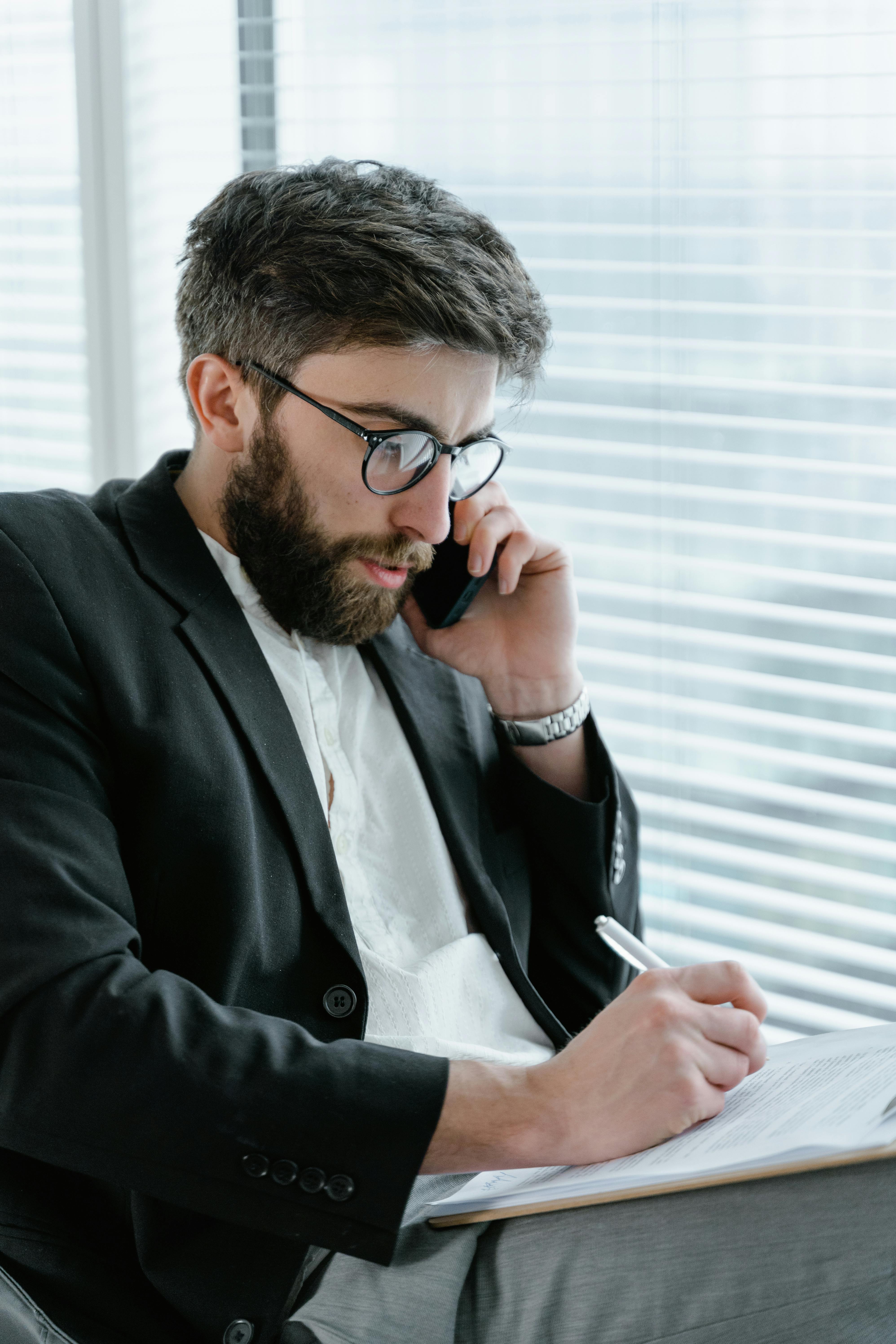 A man on his phone | Source: Pexels