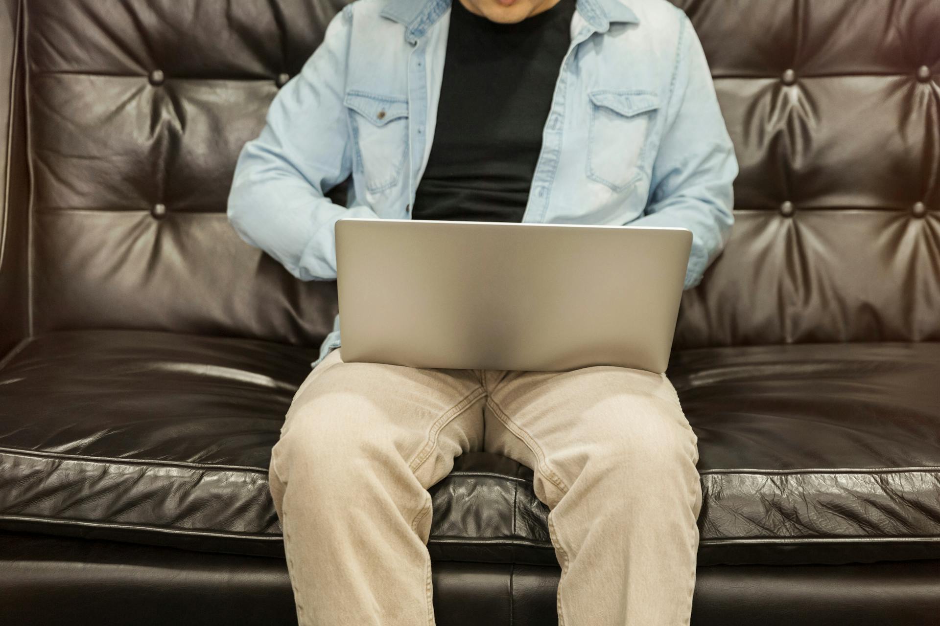 A man using his laptop | Source: Pexels