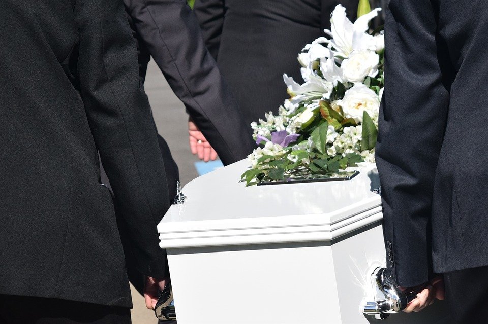 Personas cargando el ataud durante un funeral. | Foto: Pixabay Personas cargando el ataud durante un funeral. | Foto: Pixabay