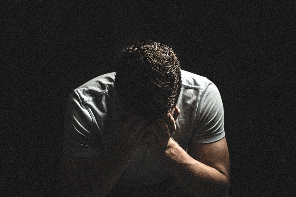 Hombre con las manos sobre su cara llorando. | Imagen: Pixabay Hombre con las manos sobre su cara llorando. | Imagen: Pixabay
