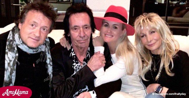 Lors d'une fête avec les amis de Johnny Hallyday, Laeticia lui adresse un message d'amour