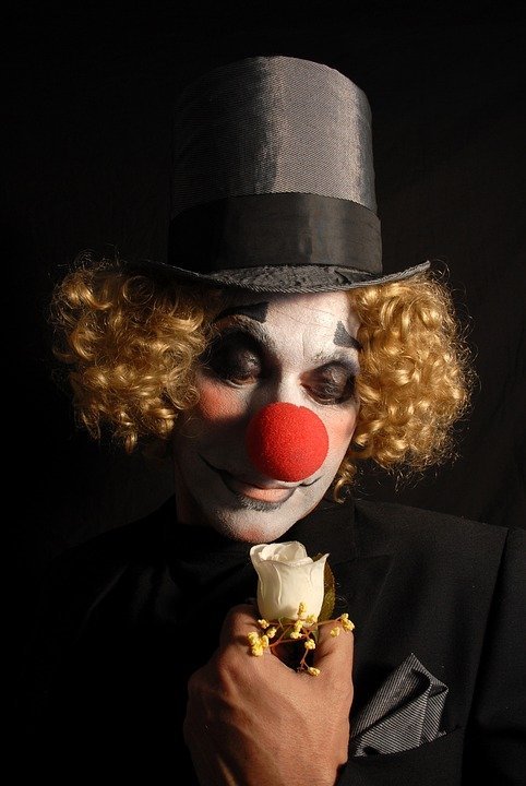 A clown with a sad facial expression. | Photo:Pixabay