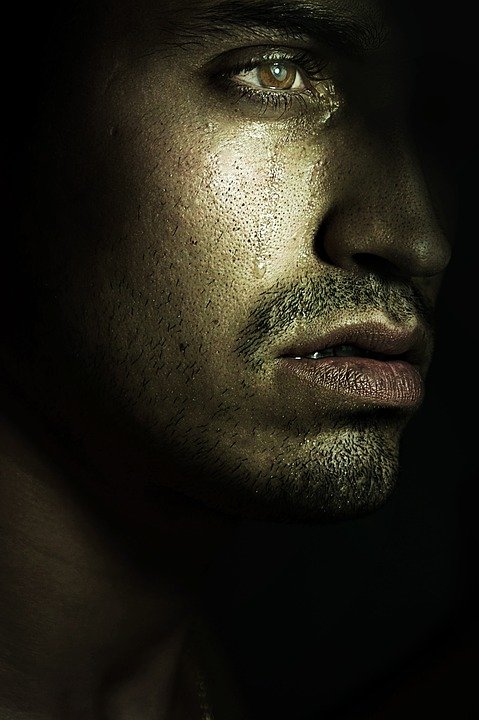 Hombre joven llorando en la oscuridad. | Imagen: Max Pixel Hombre joven llorando en la oscuridad. | Imagen: Max Pixel