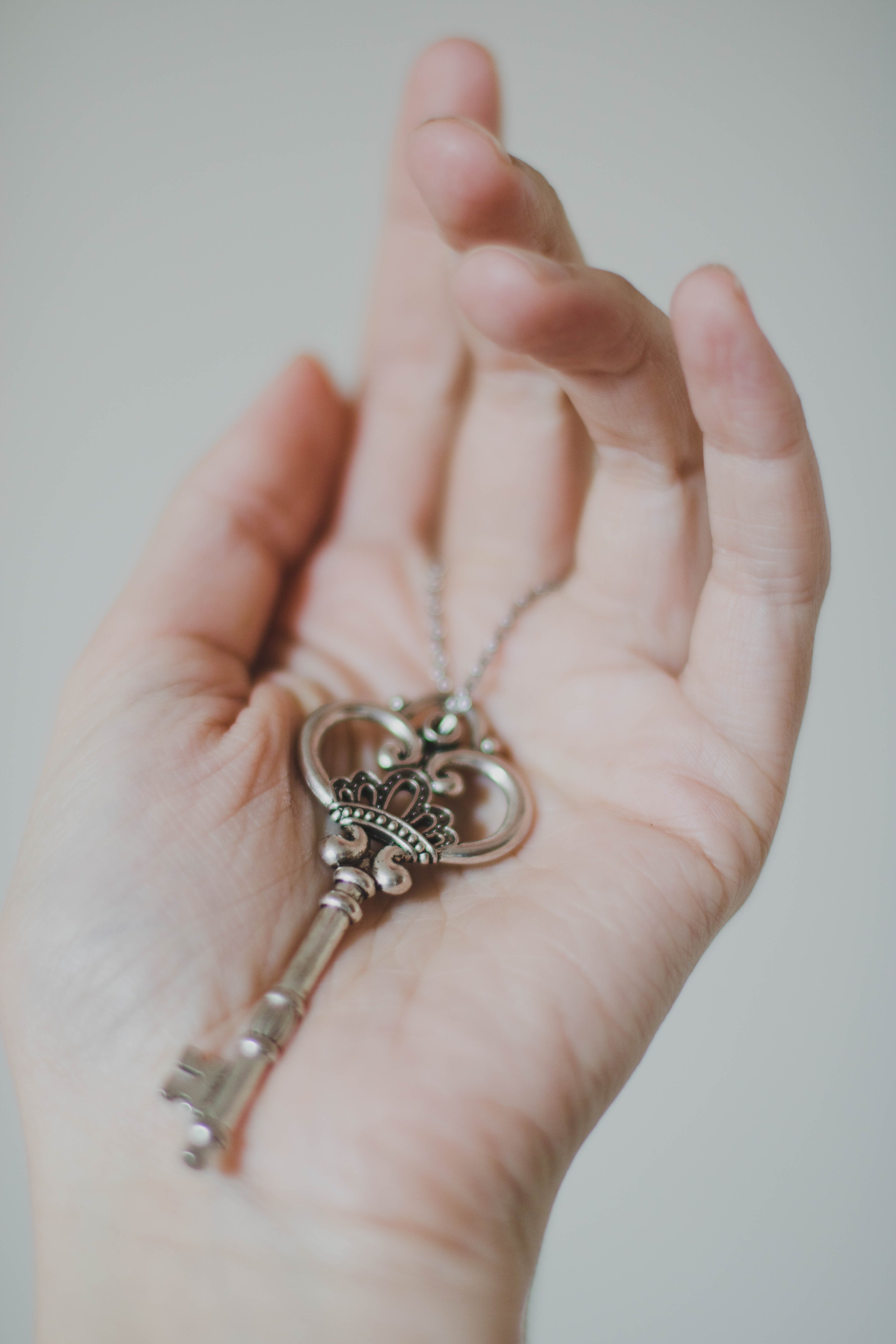 Mia hat einen kleinen Schlüssel gefunden, der an dem Zettel klebte, den ihre Großmutter ihr gegeben hatte. | Quelle: Pexels