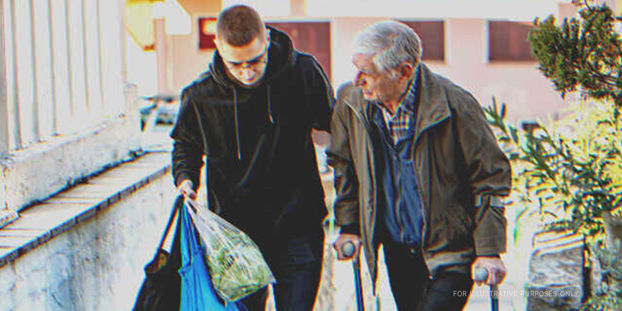 Junger Mann hilft älterem Mann mit Krücken | Quelle: Getty Images