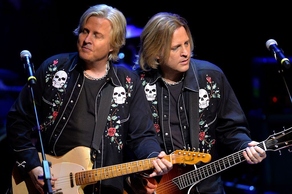 Matthew and Gunnar Nelson perform at their Ricky Nelson Remembered tour in Nashville in October 2015 | Photo: Getty Images