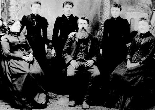 A portrait of Caroline Ingalls, Carrie Ingalls, Laura Ingalls, Charles Ingalls, Grace Ingalls and Mary Ingalls. | Source: Wikimedia Commons