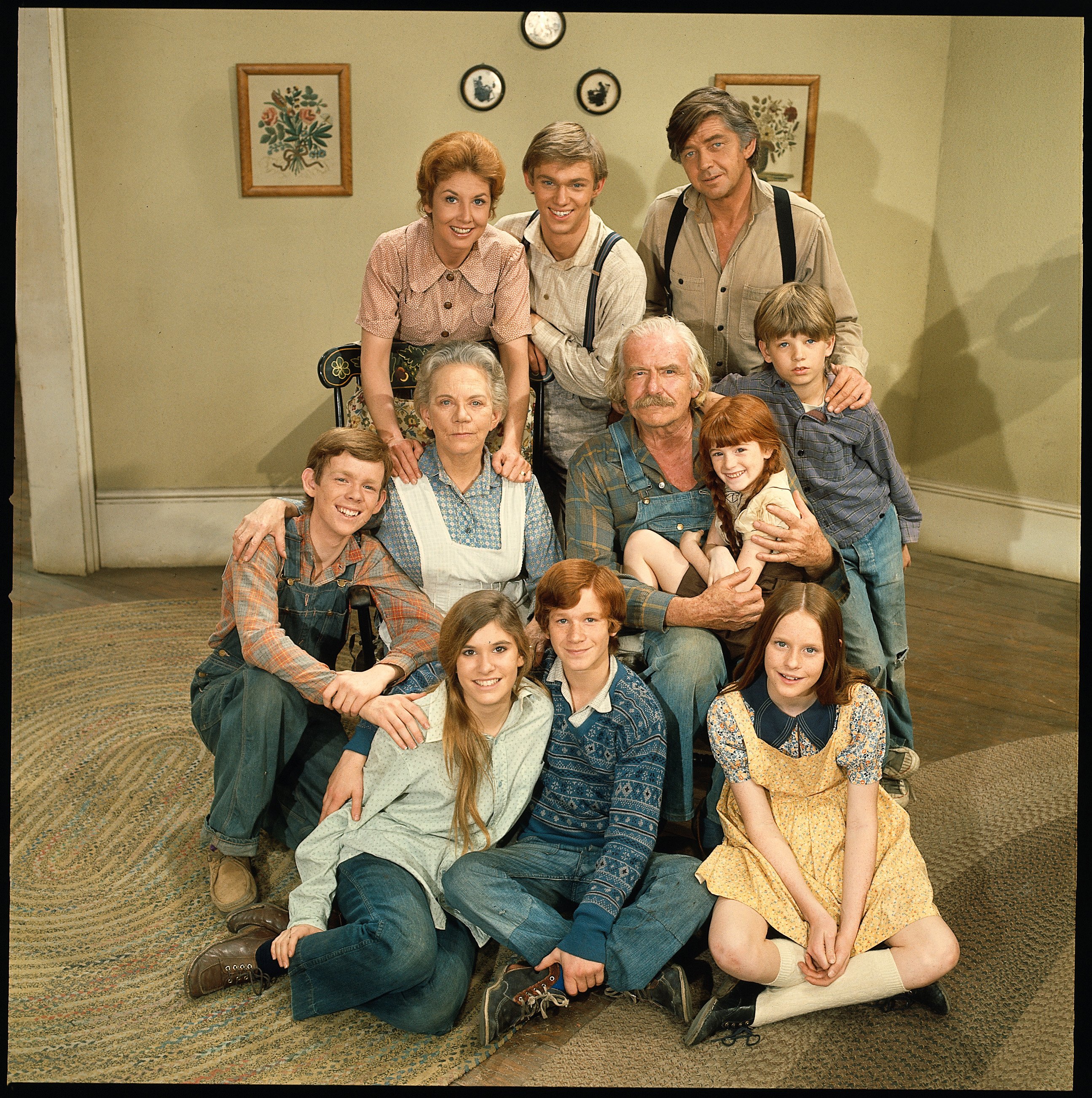 Pictured: The cast of the hit television series "The Waltons" poses for a promotional photo. L-R: (back row) Michael Learned, Richard Thomas and Ralph Waite; (center row) Jon Walmsley, Ellen Corby, Will Geer, Kami Cotler and David W. Harper; (bottom row) Judy Norton Taylor, Eric Scott and Elizabeth McDonough in 1972 | Photo: Getty Images