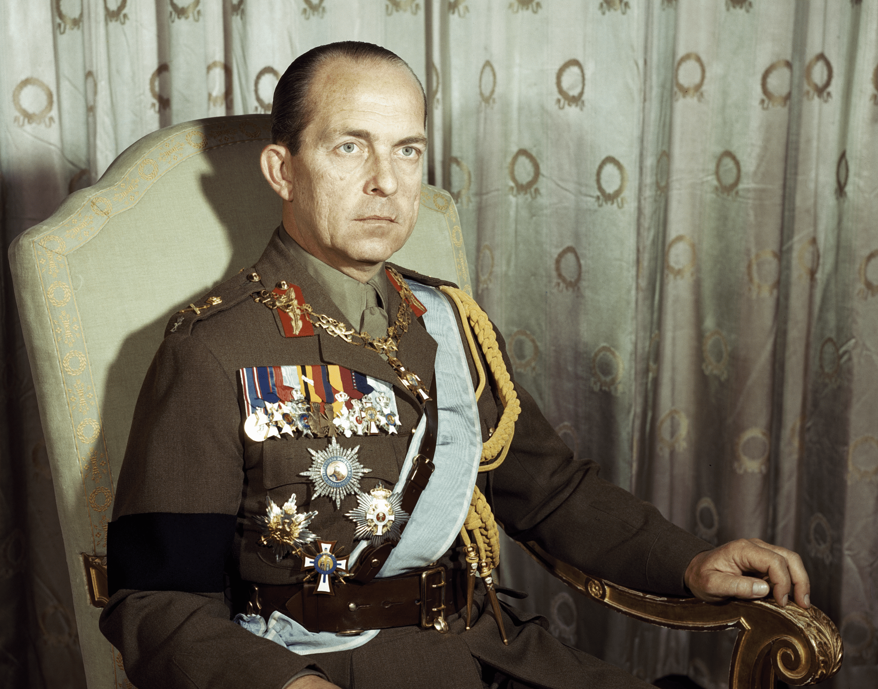 Retrato formal del rey Pablo de Grecia, primo hermano del príncipe Philip del Reino Unido, en Atenas, alrededor de 1947. | Foto: Getty Images Retrato formal del rey Pablo de Grecia, primo hermano del príncipe Philip del Reino Unido, en Atenas, alrededor de 1947. | Foto: Getty Images