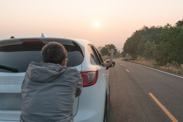 Hombre empujando un carro. | Foto: Freepik Hombre empujando un carro. | Foto: Freepik
