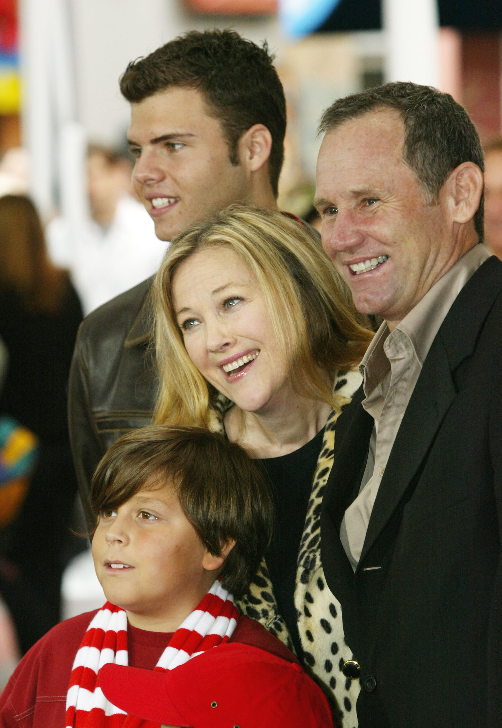 Bo Welch, Catherine O'Hara and their children Luke and Matthew attend the World Premiere of "Dr. Seuss' The Cat in the Hat" at Universal Studios on November 8, 2003 in Hollywood, California | Source: Getty Images