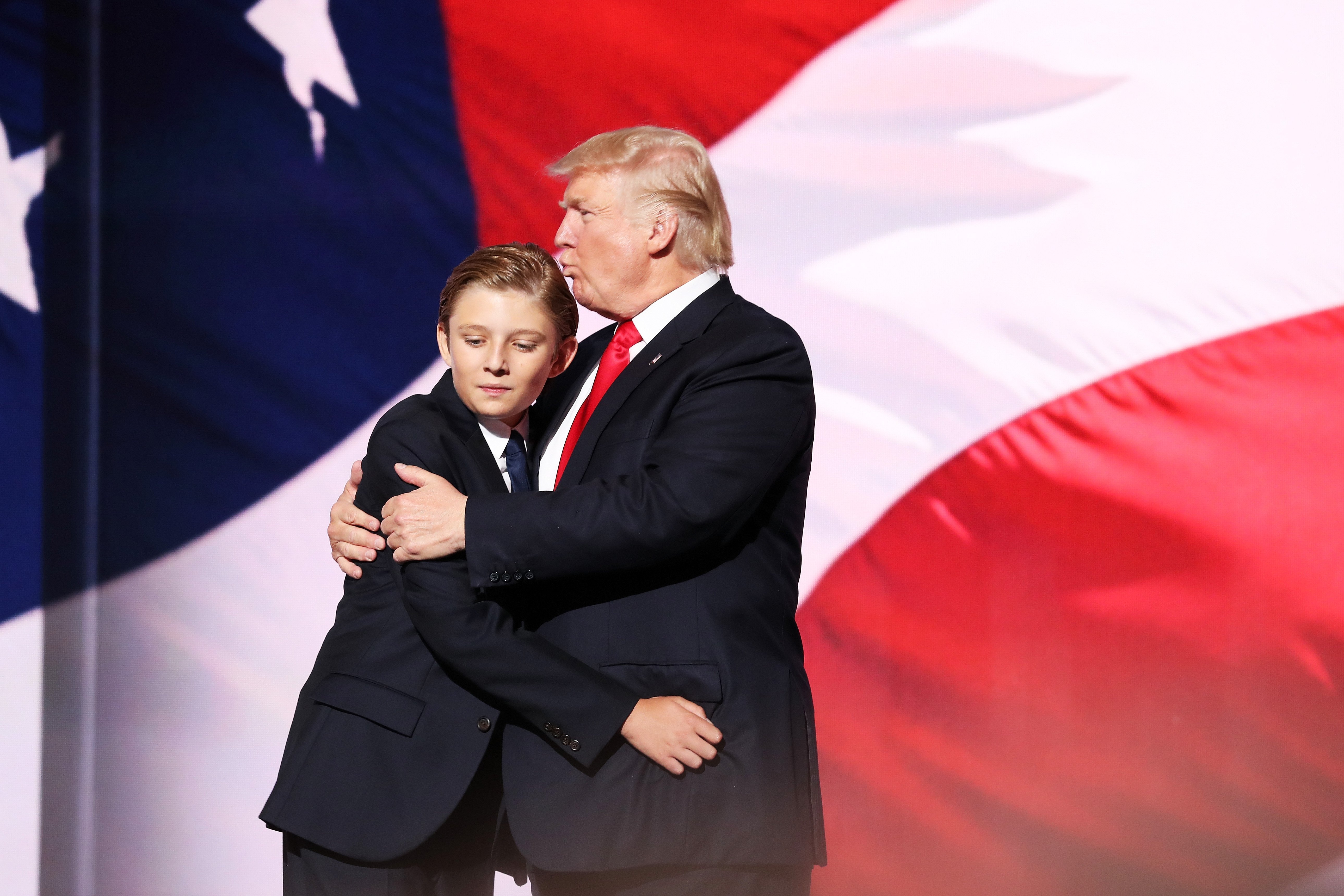 Donald abraza a su hijo Barron Trump después de pronunciar su discurso en el cuarto día de la Convención Nacional Republicana el 21 de julio de 2016 en Cleveland, Ohio. | Foto: Getty Images