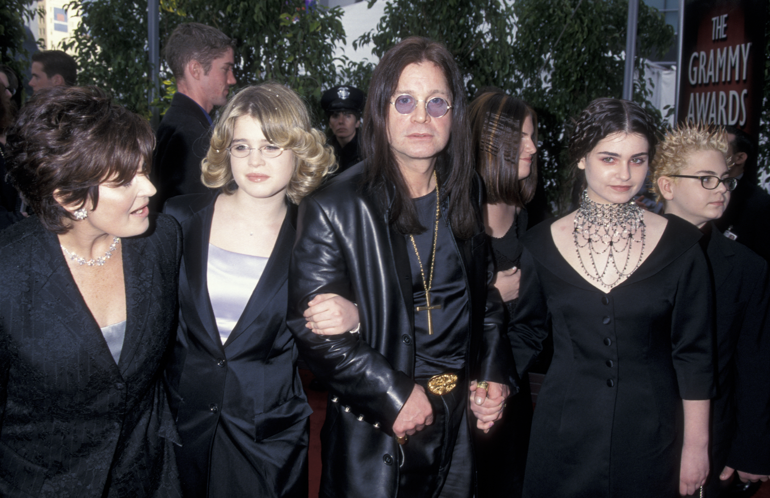 Sharon, Kelly, Ozzy, Aimee, and Jack Osbourne at the 42nd Annual Grammy Awards on February 23, 2000 in Los Angeles, California | Source: Getty Images