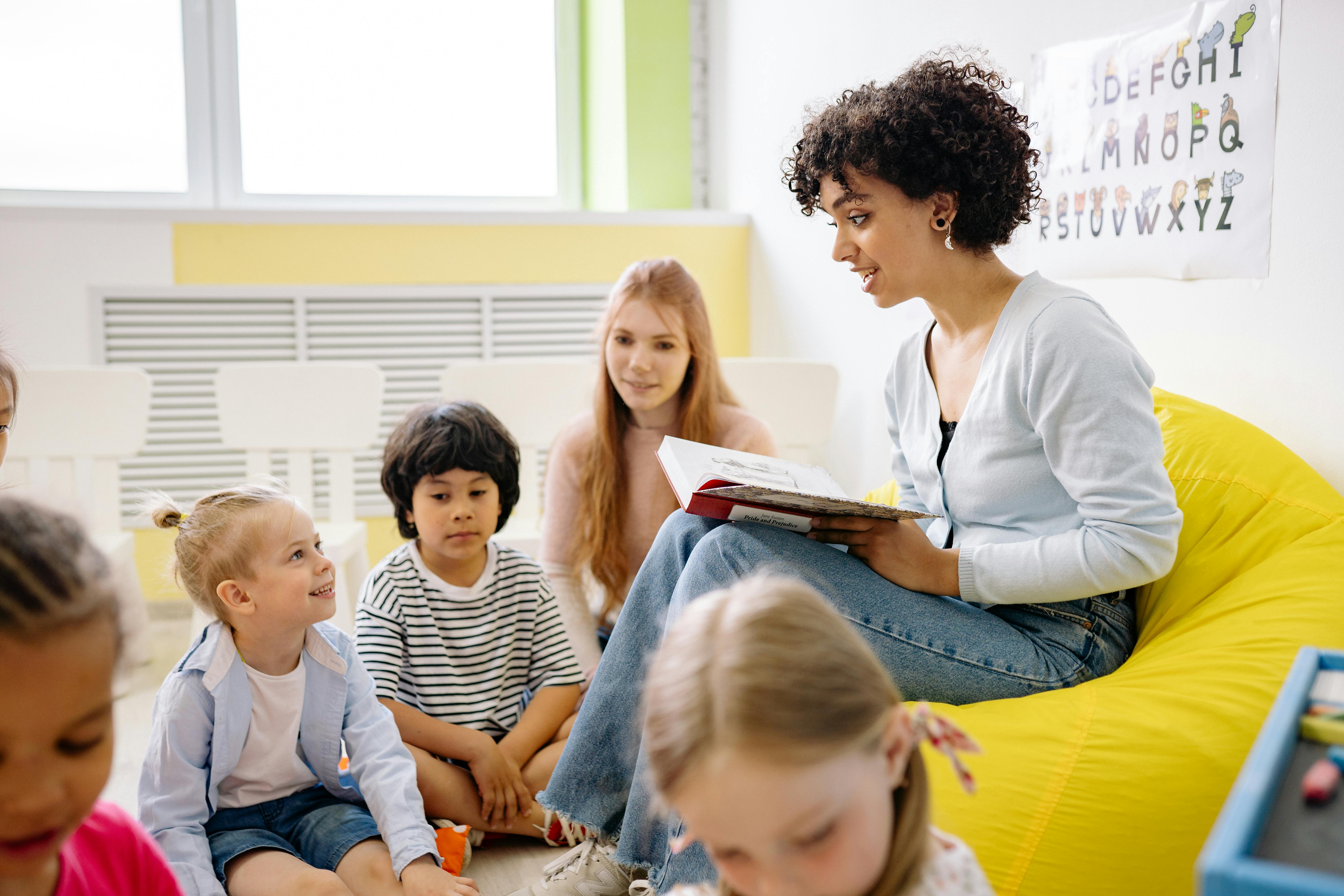 A teacher reading to her students | Source: Pexels