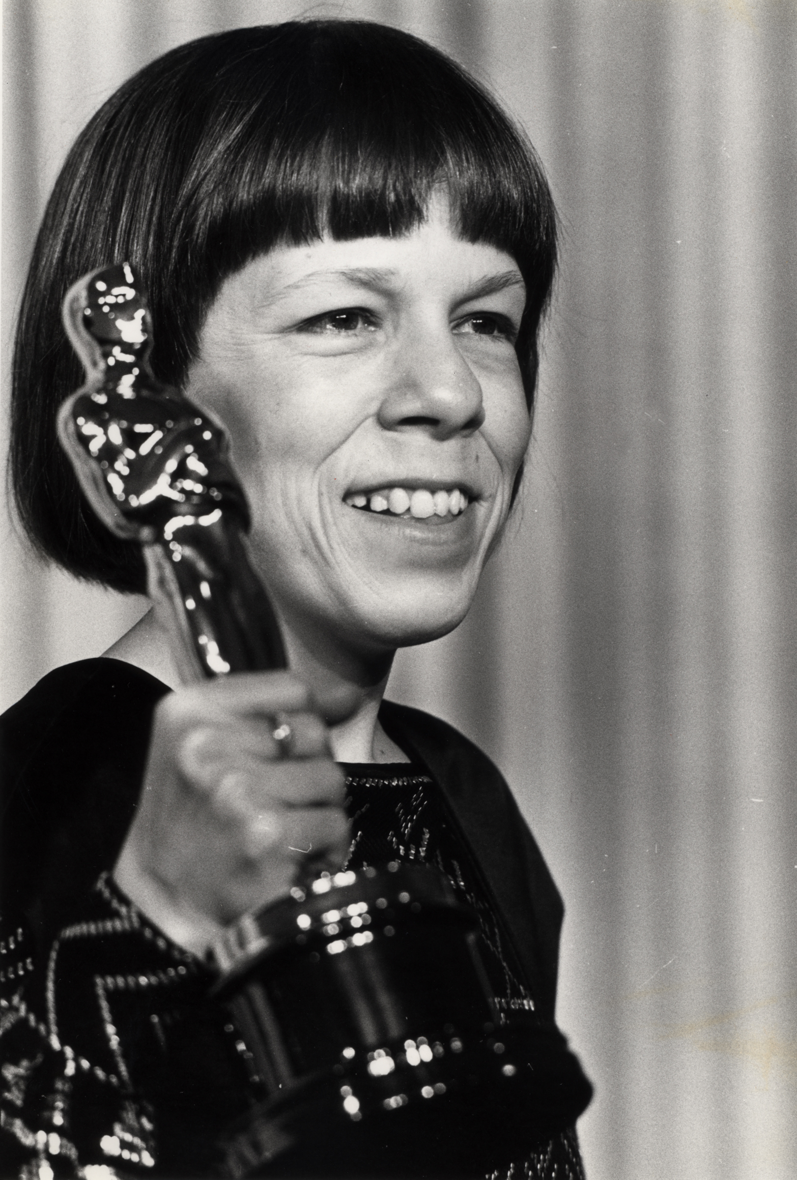 Linda Hunt after winning an Academy Award for Best Supporting Actress on April 10, 1984 | Source: Getty Images