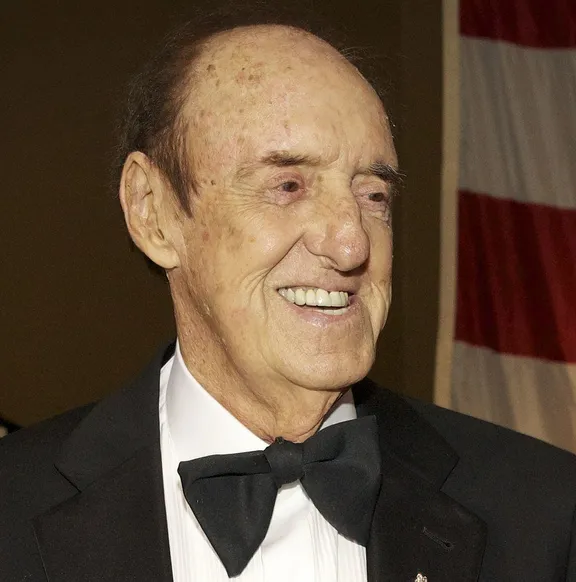 Jim Nabors when he was promoted to the honorary rank of sergeant during the Marine Corps birthday ball in honor of the 238th birthday of the Marine Corps. | Photo: Wikimedia Commons